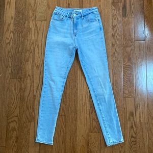Women’s 721 high rise skinny jeans. Light wash. Size 28. Good condition.